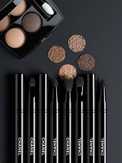 eyeshadow-blending chanel les pinceaux de chanel|les pinceaux Chanel retractable brush.